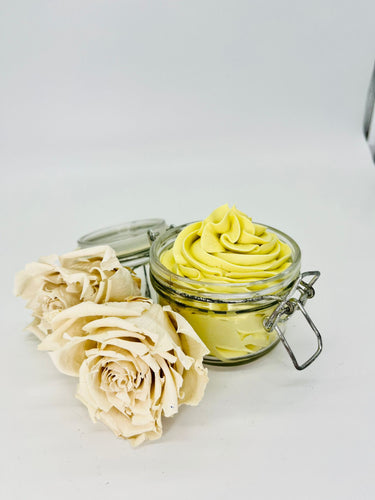 Einmachglas mit frisch eingespritzter Körpersahne sieht wie gelbe Sahne Häubchen aus , als Deko 2 beige Farbene Trockenblumen Rose