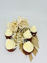 Lade das Bild in den Galerie-Viewer, 5x braune Badepralinen mit weißen  Sahnehäubchen und Trockenblumen Deko
