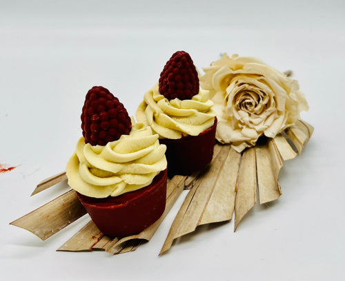 Seife in Cupcake Form, roter Muffin mit Sahnehäubchen und Himbeere oben drauf
